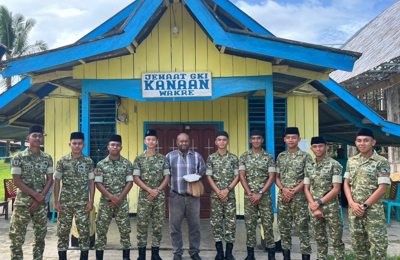 Ketika Kasih Hadir, Persaudaraan Semakin Erat Dari Program Minggu Kasih Yonif TP 859/RBK di GKI Kanaan Wakre