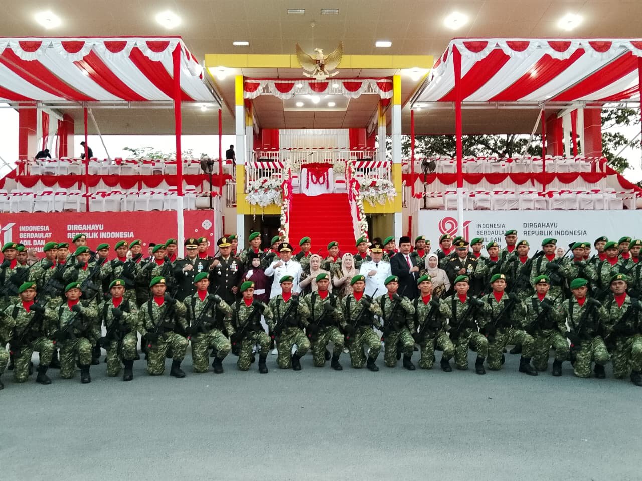 Kodim 1005/Barito Kuala Ikuti Upacara Penurunan Bendera Penutup Rangkaian HUT Ke-81 RI‎