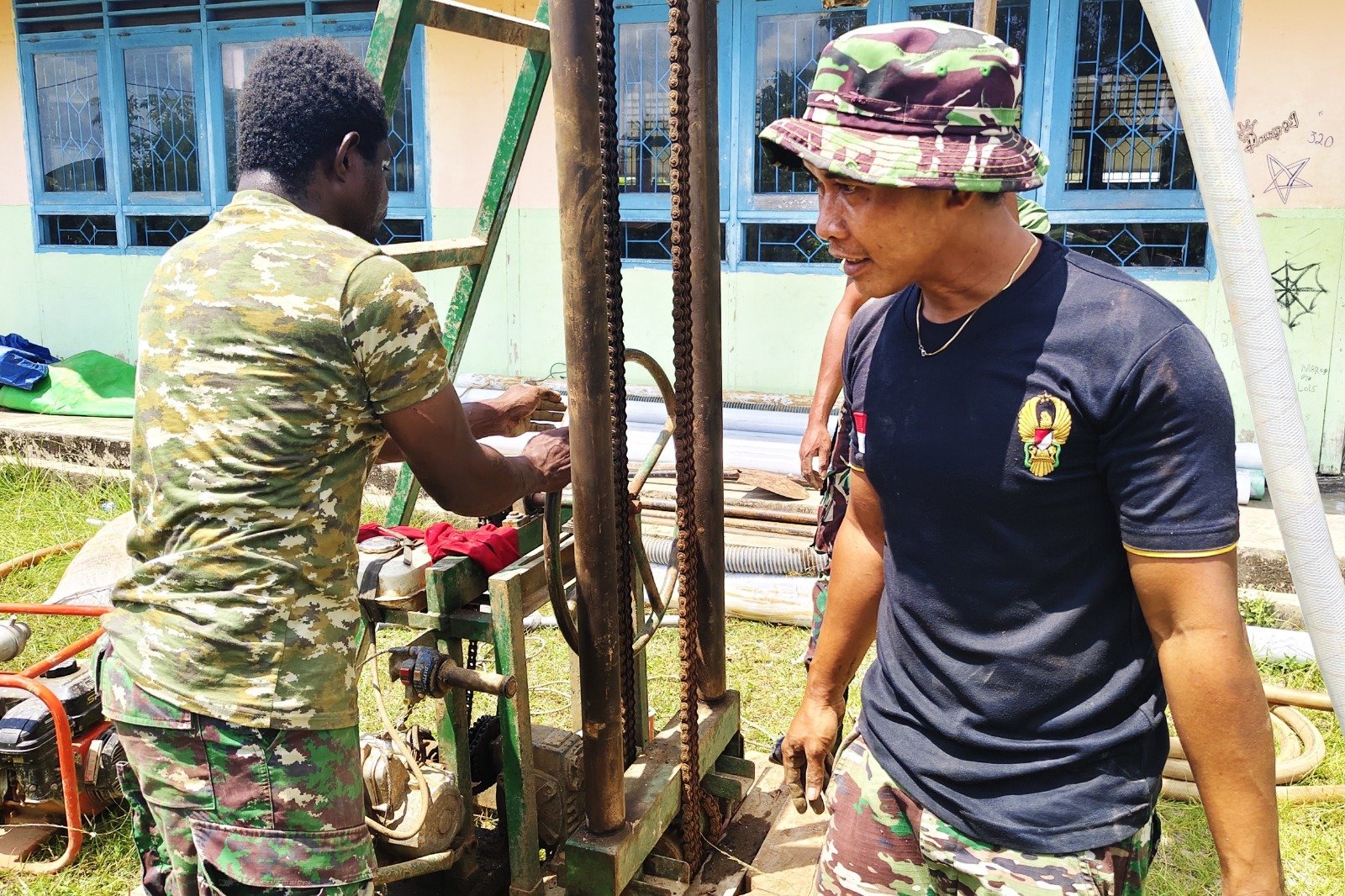 Program Karya Bakti TNI AD: Pengeboran Sumur di SD Inpres Semangga 1 Dimulai