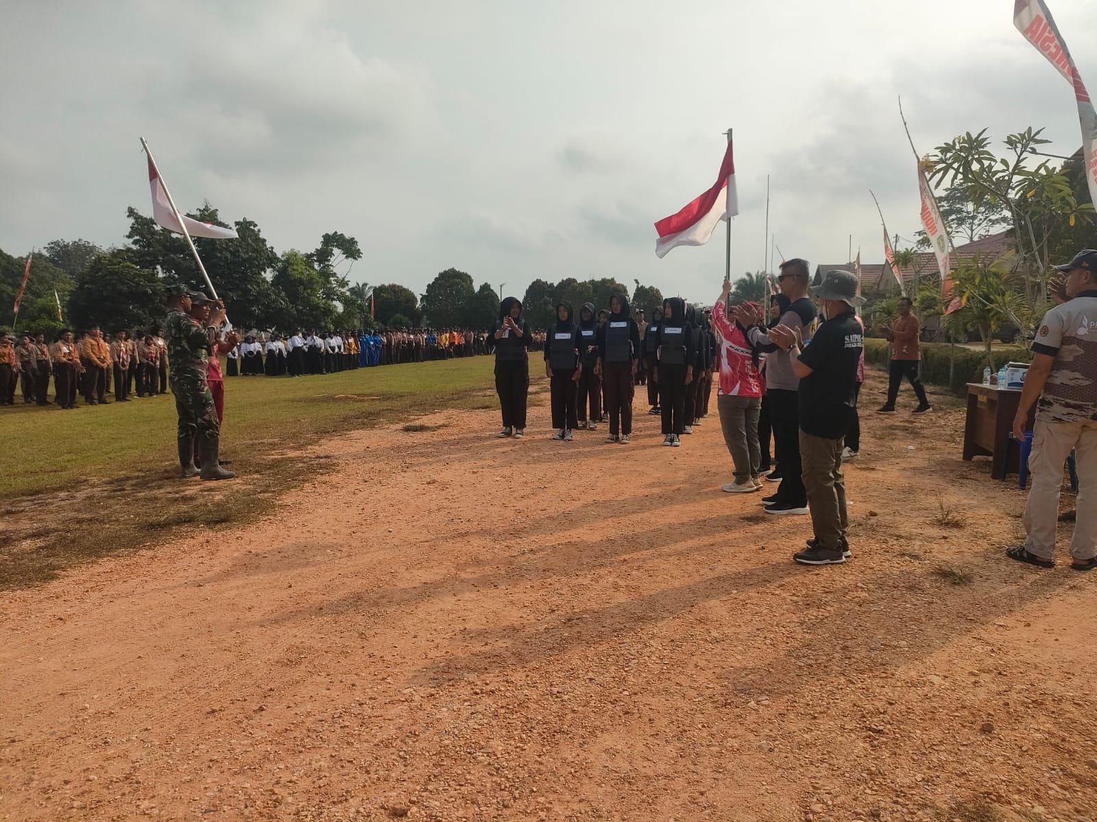 Gerak Jalan Sekolah Long Mesangat Dimotori Pelajar SD hingga SMA, Babinsa Sumber Sari Ikut Mengawal