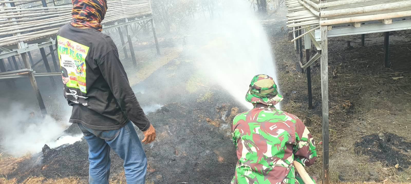 Lahan Semak Belukar di Sungai Rutas Hulu Terbakar, Penanganan Dilakukan Tim TRC BPBD dan Posko Gabungan