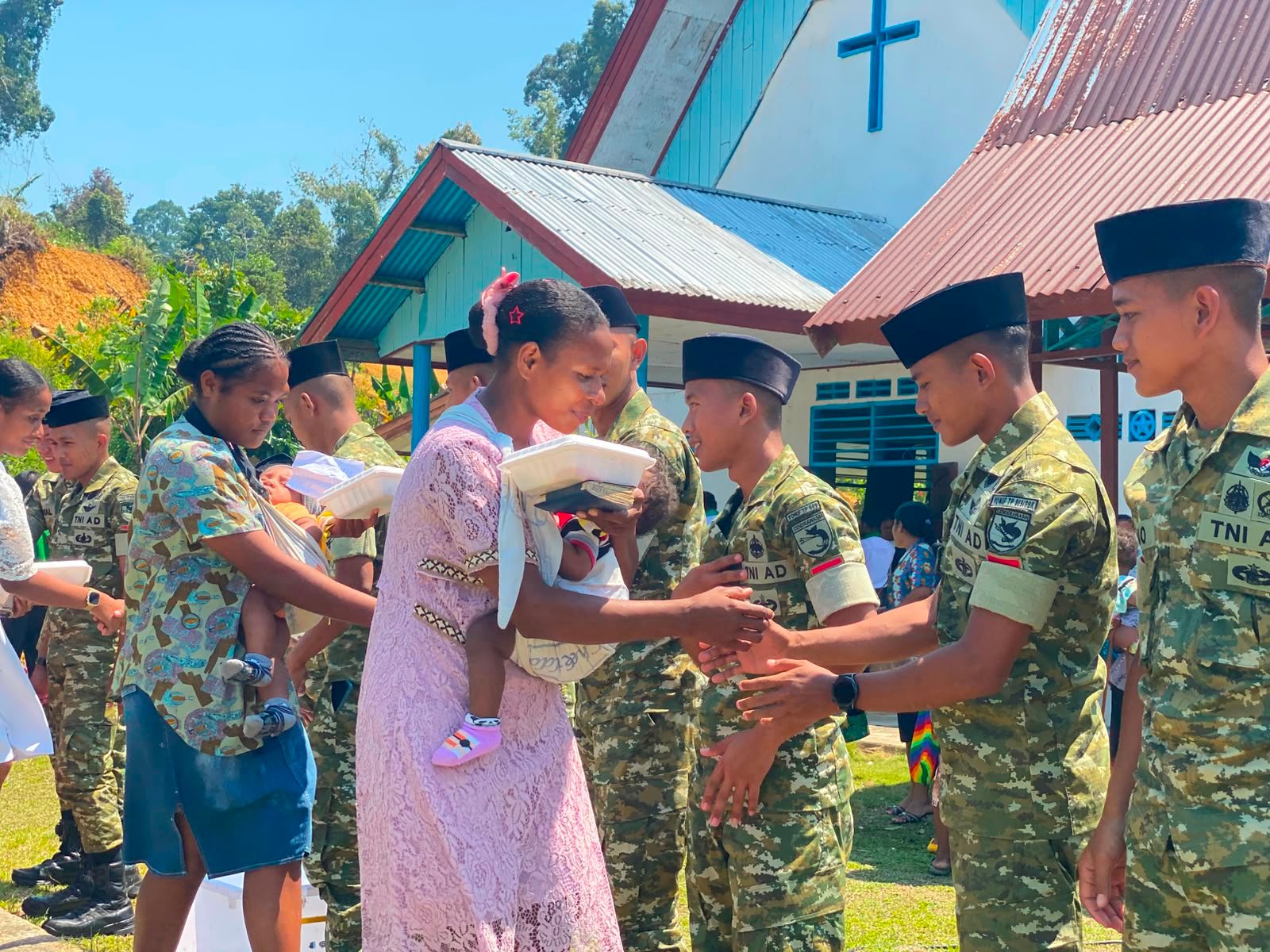 Minggu Kasih Yonif TP 859/RBK Hadir Membawa Kehangatan di GKI Immanuel Masram
