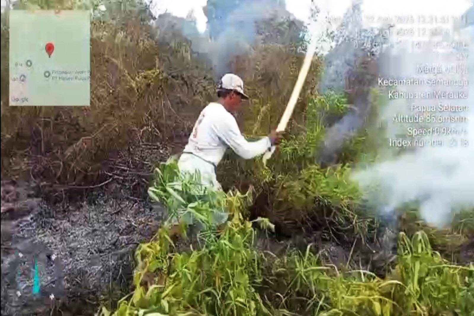 Sigap Padamkan Kebakaran Lahan, Babinsa Marga Mulya Gandeng Warga
