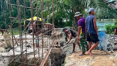 TNI dan Warga Kerahkan Tenaga untuk Pertebal Cor Angkur Jembatan Cibubukan-Serasah
