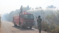 Petugas Gabungan Kembali Padamkan Api di Sungai Pelang, Ketapang Petugas Gabungan Kembali Padamkan Api di Sungai Pelang, Ketapang
