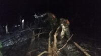 Tanggap Darurat: Koramil 1203-06/Manis Mata dan Warga Bersihkan Api di Batu Sedau