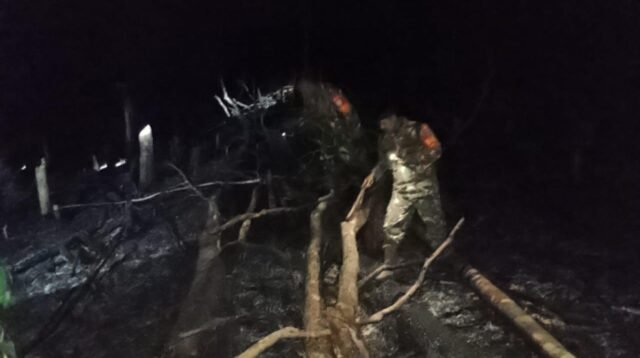 Tanggap Darurat: Koramil 1203-06/Manis Mata dan Warga Bersihkan Api di Batu Sedau