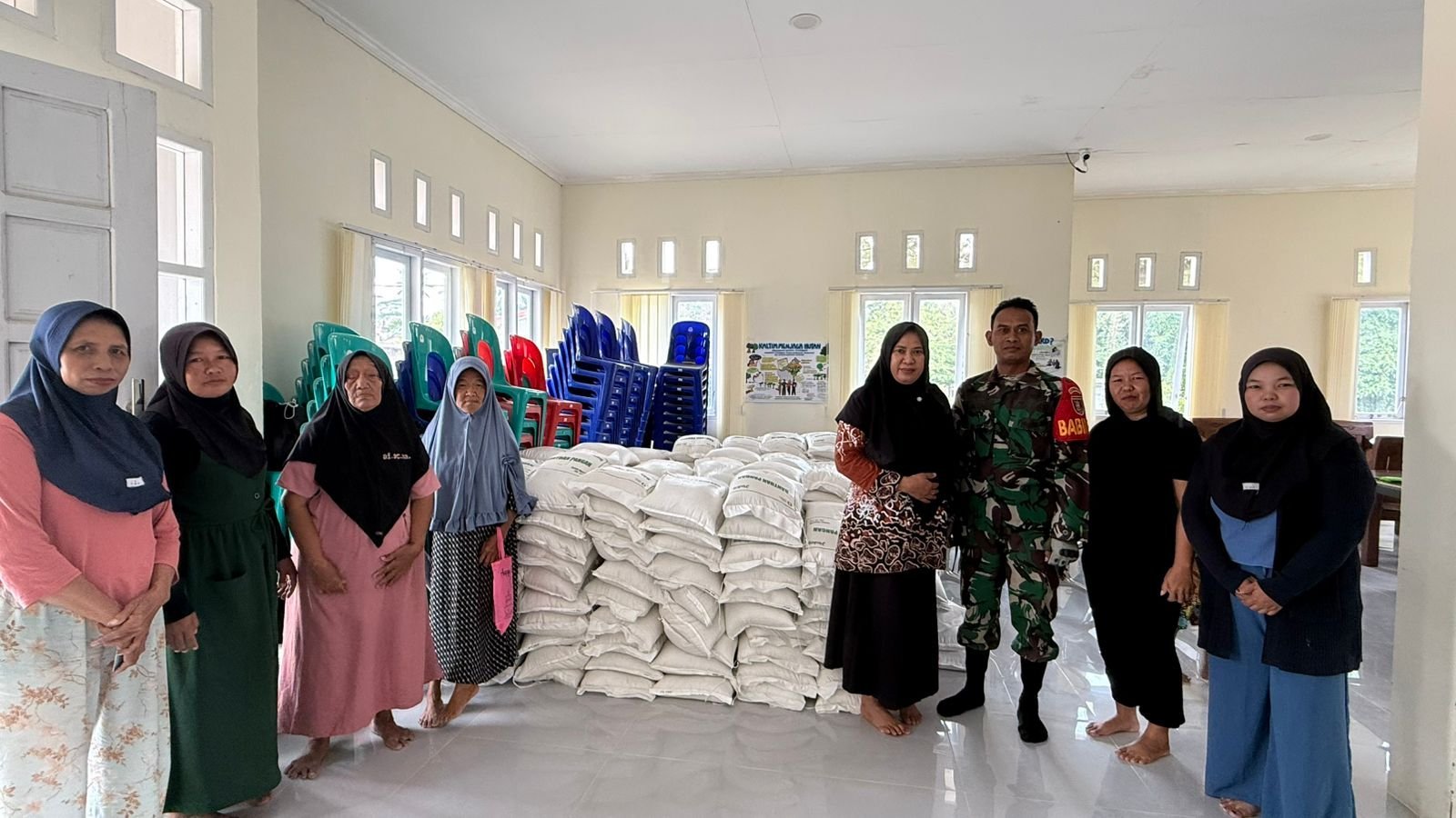 Distribusi Beras Bulog di Susuk Dalam dan Susuk Tengah Didampingi Babinsa