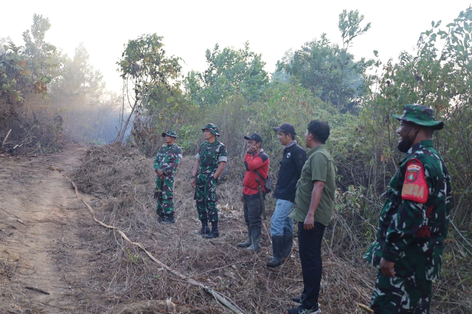 Aksi Dandim 1004/Kotabaru Padamkan Karhutla di Pulau Laut Barat