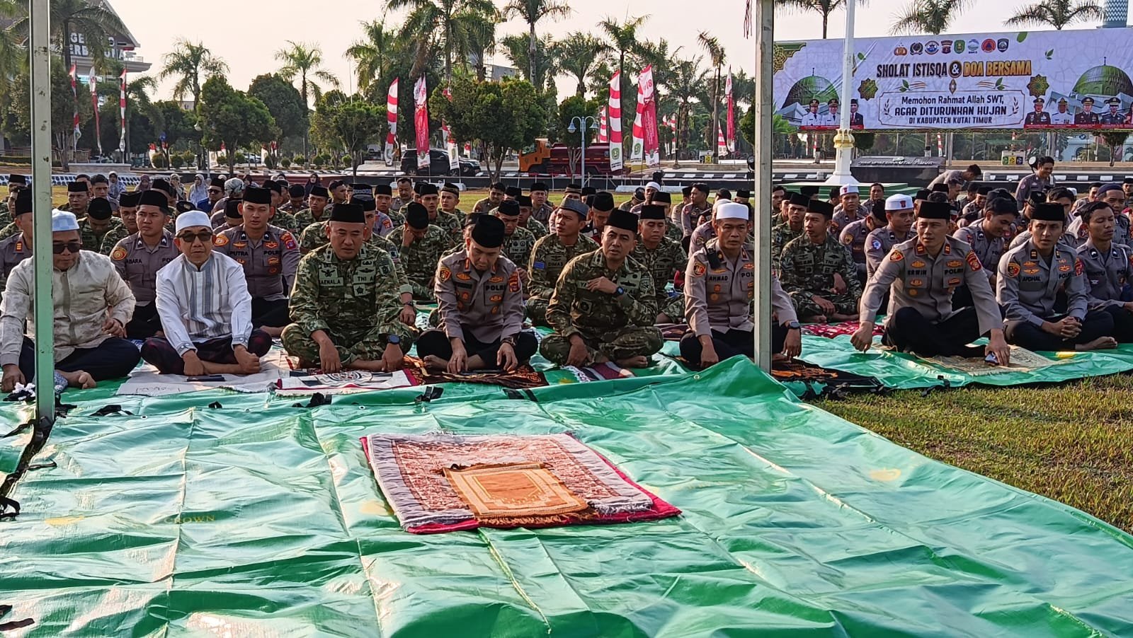Kutai Timur Selenggarakan Sholat Istisqa, Warga Berdoa Agar Hujan Turun