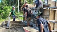 Pengecoran Pondasi Jembatan Perintis di Serasah Dikerjakan TNI dan Warga