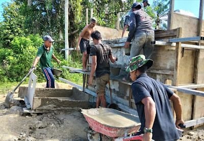 Pengecoran Pondasi Jembatan Perintis di Serasah Dikerjakan TNI dan Warga