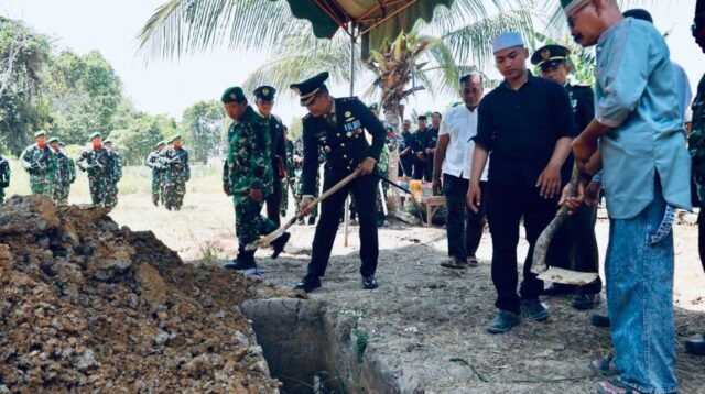 Pj. Danramil 1010-02/Tambarungung Tutup Usia, Kodim 1010/Tapin Laksanakan Pemakaman Militer