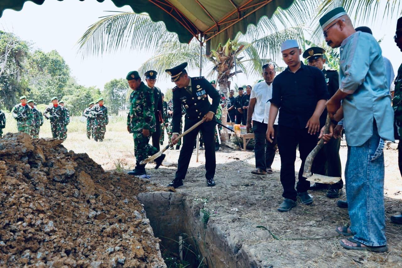 Pj. Danramil 1010-02/Tambarungung Tutup Usia, Kodim 1010/Tapin Laksanakan Pemakaman Militer