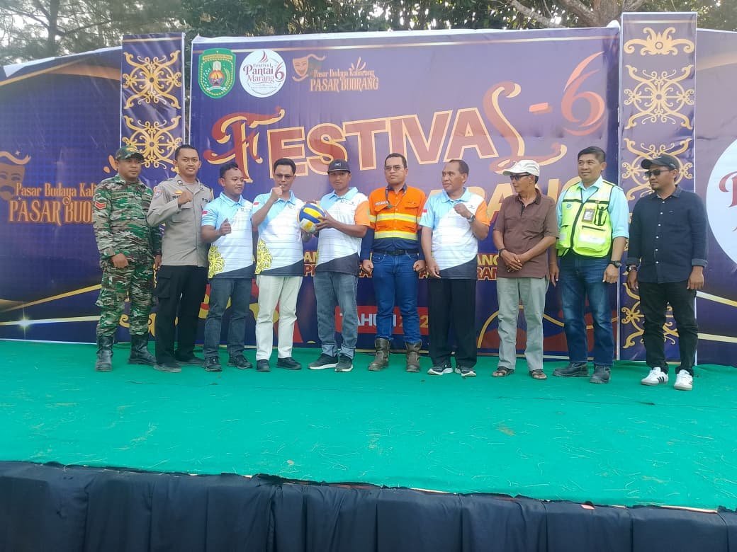 Turnamen Voli Dibuka Saat Festival 6 Pantai Marang, Babinsa Koptu Yunisar Hadir