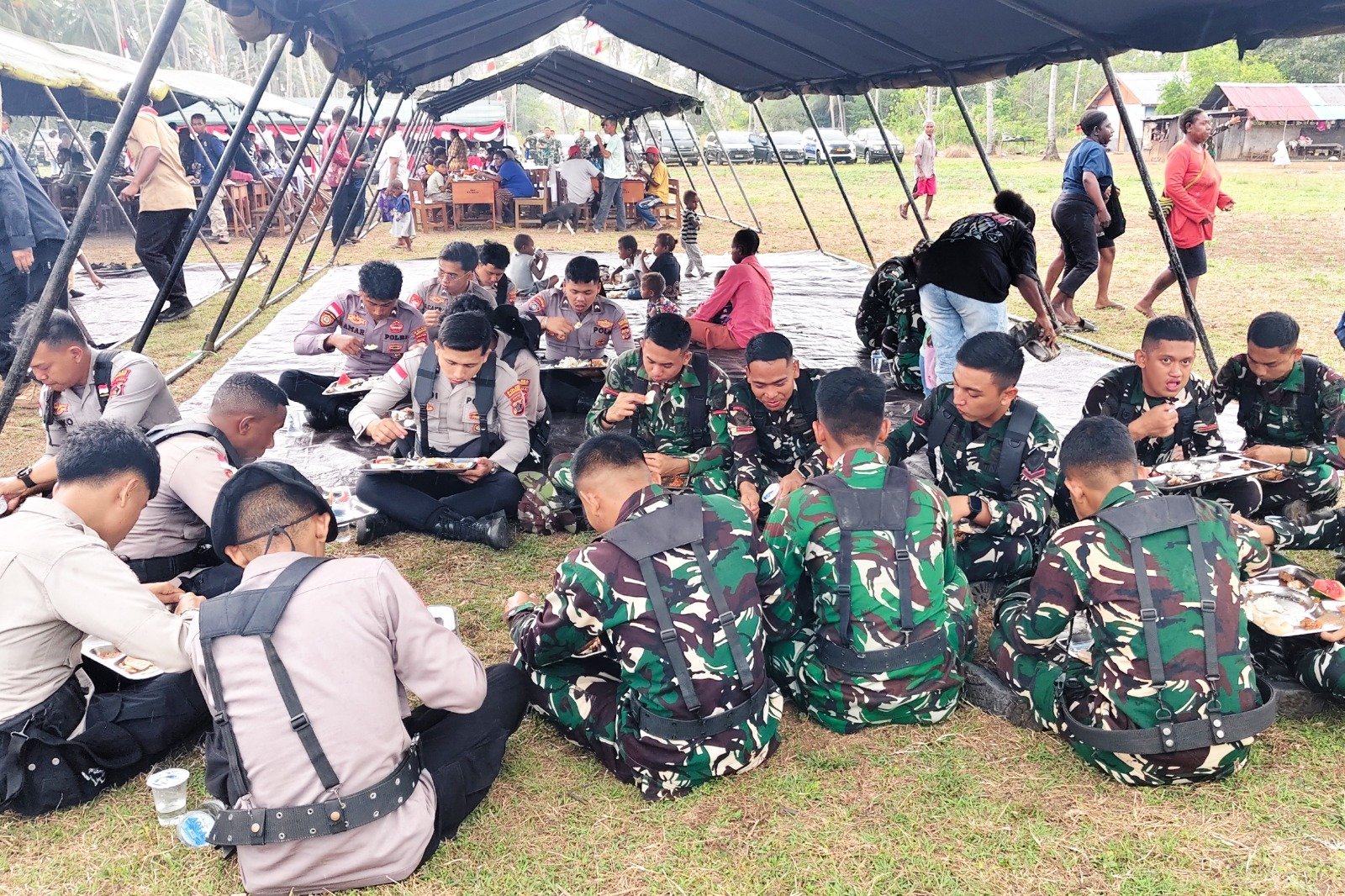 Karya Bakti Besar TNI AD Ditutup dengan Jamuan Bersama Warga Merauke