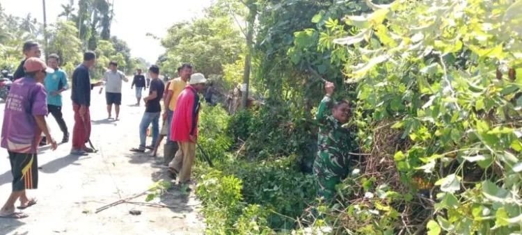 Koramil 04/Susoh dan Warga Susoh Gelar Kerja Bakti Bersihkan Lingkungan