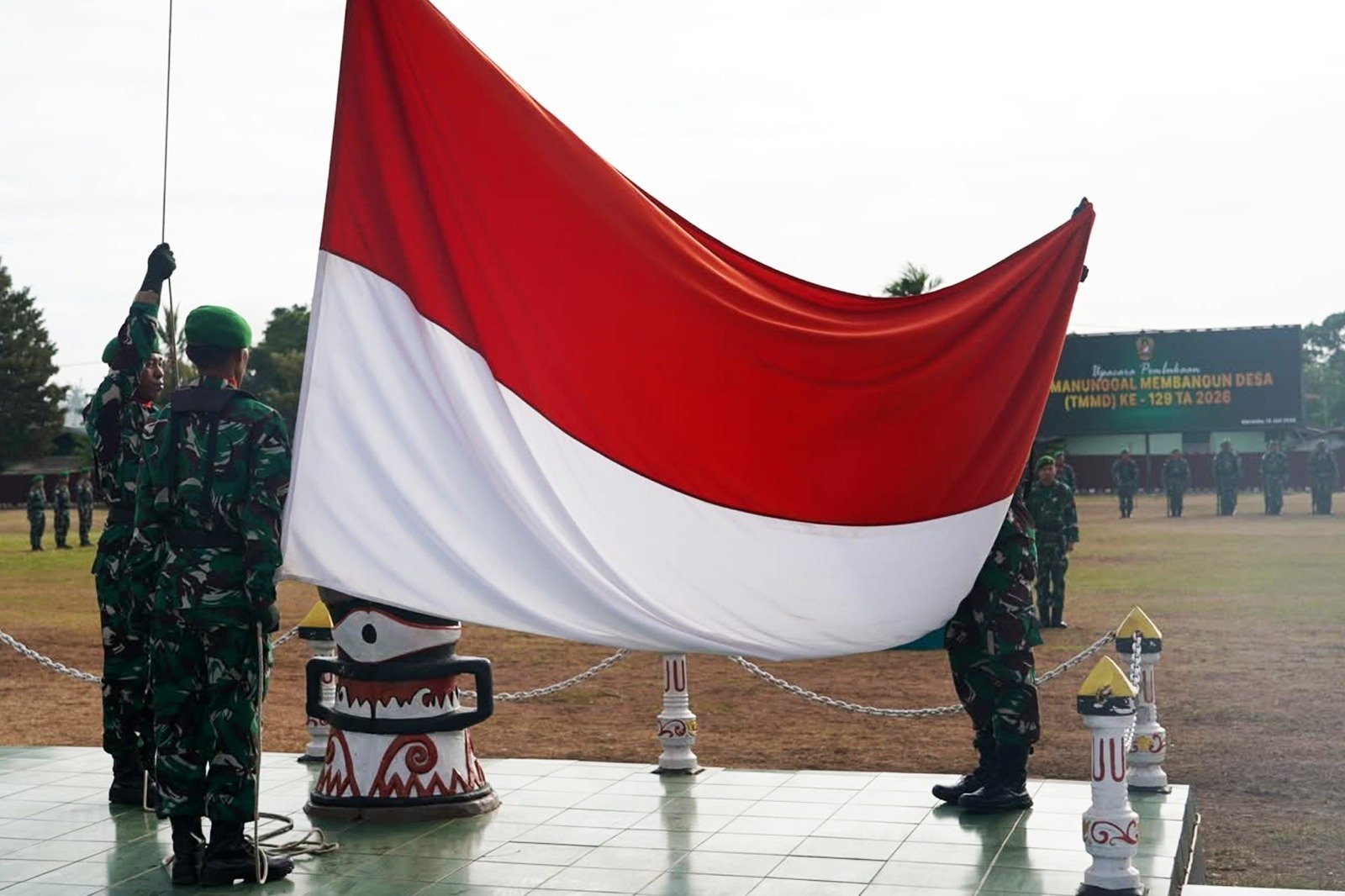 Rutin Awali Pekan, Upacara Gabungan Korem 174/ATW dan Kodim 1707/Merauke Tegaskan Nilai Pengabdian