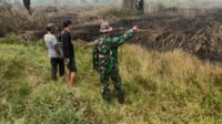 Cegah Karhutla di Lampihong, Babinsa Koramil 1001-05 Lakukan Patroli Bersama Warga