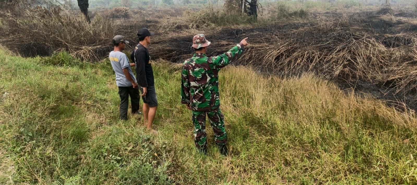 Cegah Karhutla di Lampihong, Babinsa Koramil 1001-05 Lakukan Patroli Bersama Warga