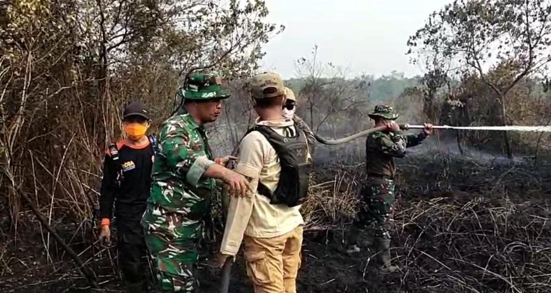 Letkol Inf. Endra Retno Erowanto Turun ke Pulau Damar Padamkan Api