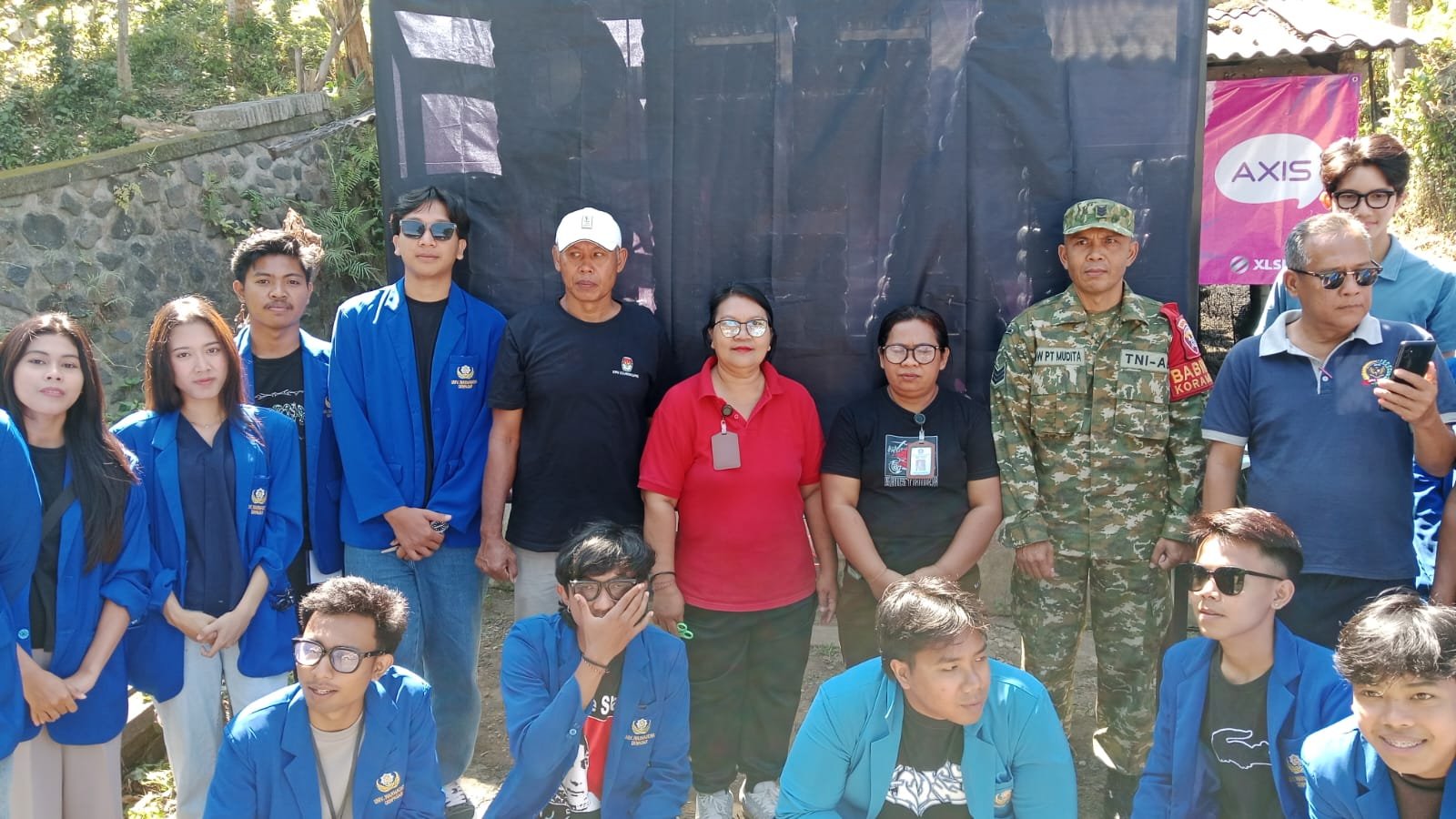 TNI Kawal Pembuatan Plang Desa dari Sampah Plastik Karya KKN Universitas Warmadewa