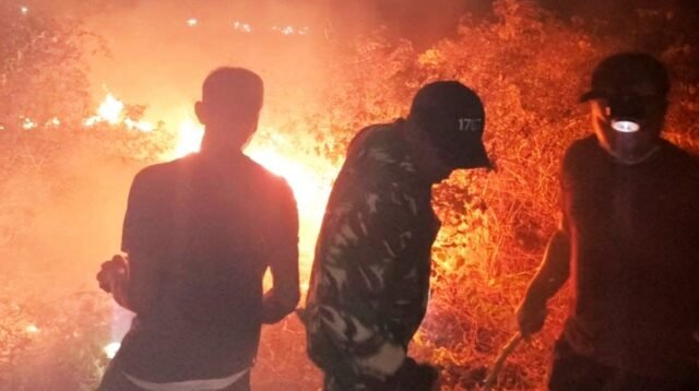 Serka Ahmad Daeng Pimpin Pemadaman Kebakaran Lahan di Merauke