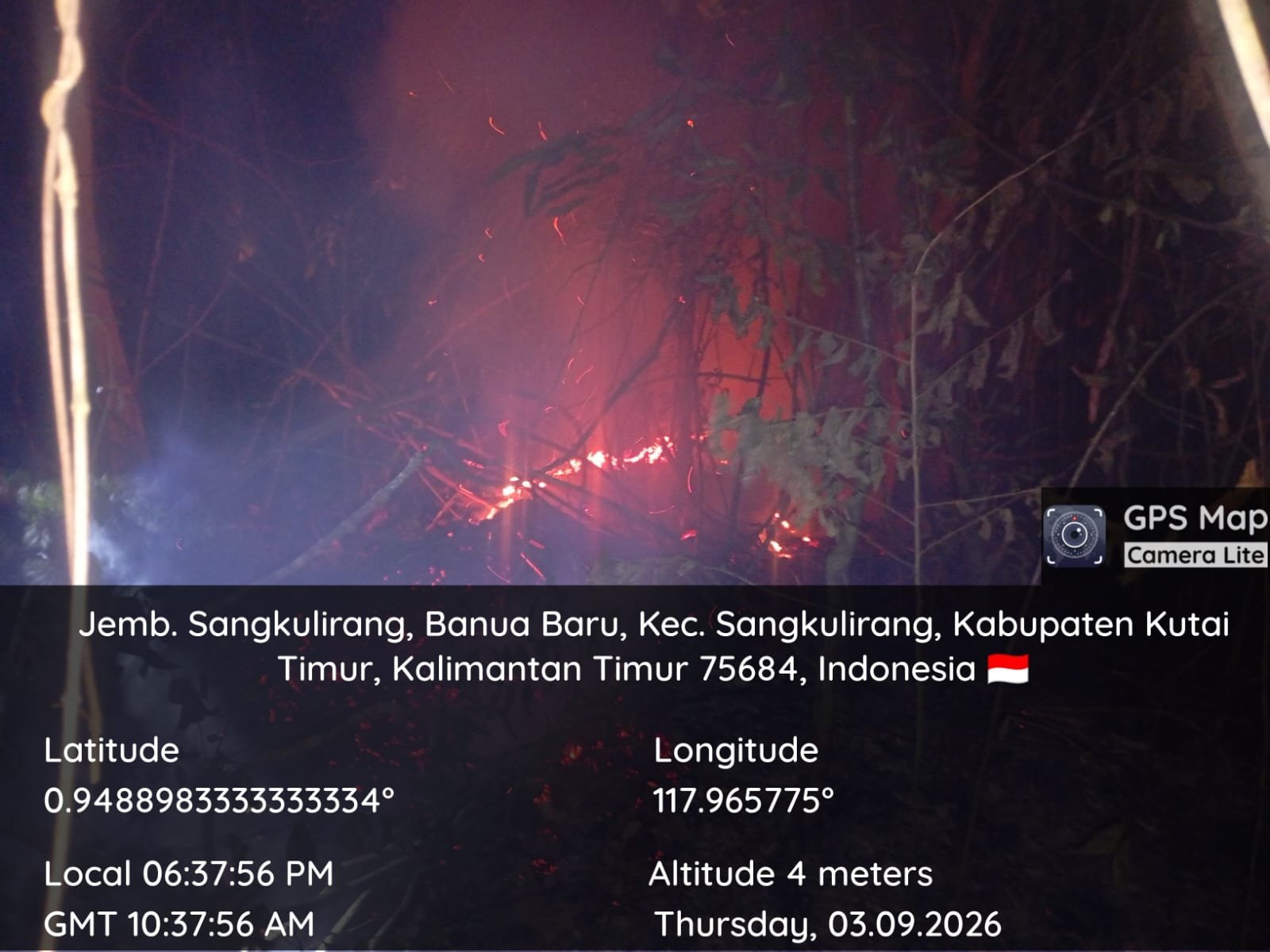 Upaya Padamkan Karhutla di Jalan Penyolongan RT 25, Babinsa TNI Turun Tangan