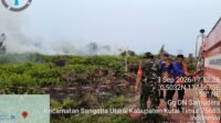 Petugas Gabungan dan Babinsa Padamkan Karhutla di Sangatta Utara Petugas Gabungan dan Babinsa Padamkan Karhutla di Sangatta Utara