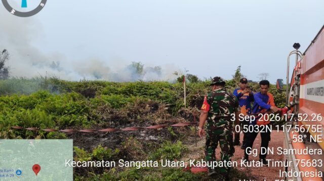Petugas Gabungan dan Babinsa Padamkan Karhutla di Sangatta Utara