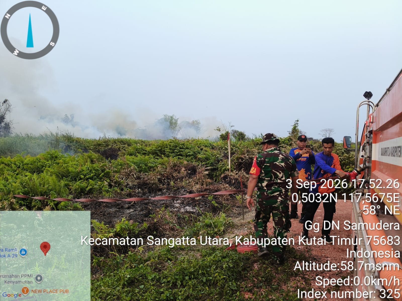 Petugas Gabungan dan Babinsa Padamkan Karhutla di Sangatta Utara