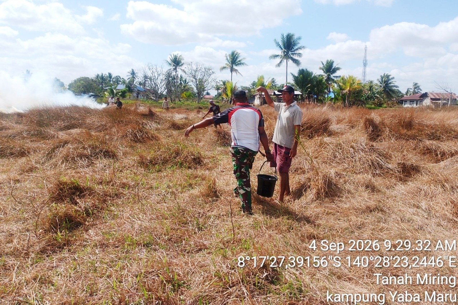 Padamkan Api di Kampung Yaba Maru, Babinsa dan Damkar Turun Tangan