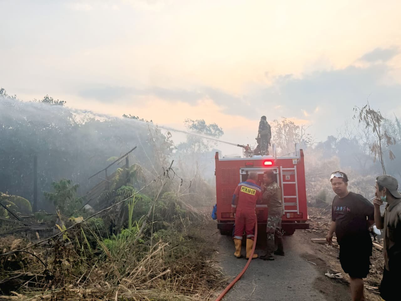 Dandim 1010/Tapin Langsung Awasi Pemadaman Karhutla di Tapin Selatan