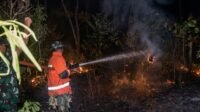 Aparat Gabungan Padamkan Karhutla di Kampung Yanggandur