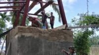 Babinsa dan Yon TP 957/LU Rakit Besi Pylon untuk Pondasi Jembatan