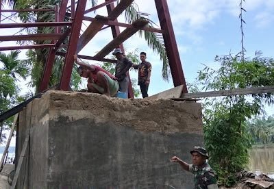 Babinsa dan Yon TP 957/LU Rakit Besi Pylon untuk Pondasi Jembatan