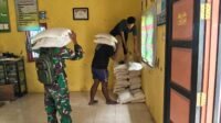 Dinas Sosial Tapin Salurkan 8.736 Karung Beras, Babinsa Dampingi Distribusi