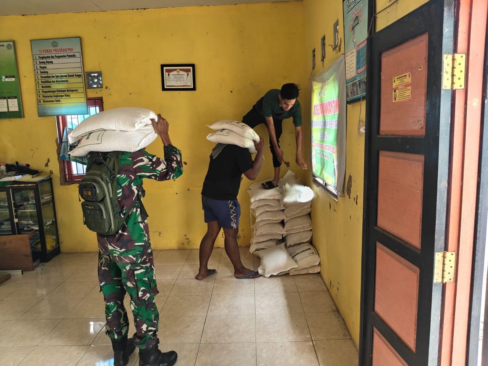 Dinas Sosial Tapin Salurkan 8.736 Karung Beras, Babinsa Dampingi Distribusi