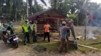 Babinsa Tadu Raya Ikut Serta Bangun Pos Kamling di Desa Rantau Selamat