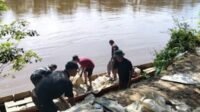 Pengiriman Pasir dengan Sampan Robbin Dilengkapi TNI untuk Pembangunan Jembatan Perintis