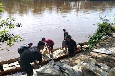 Pengiriman Pasir dengan Sampan Robbin Dilengkapi TNI untuk Pembangunan Jembatan Perintis