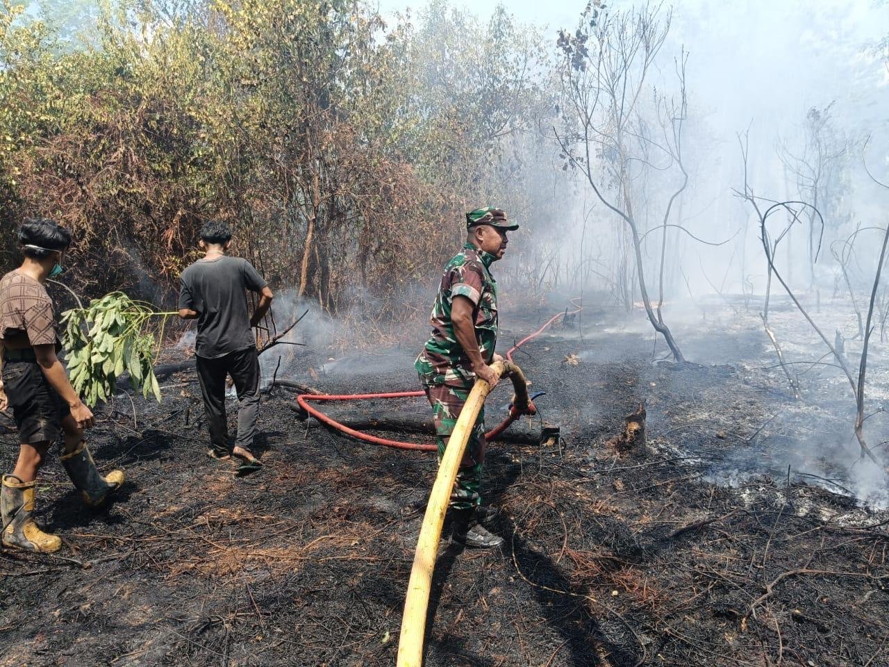 Libur Minggu, Babinsa Tetap Siaga dan Tangani Karhutla di Dua Desa Tapin