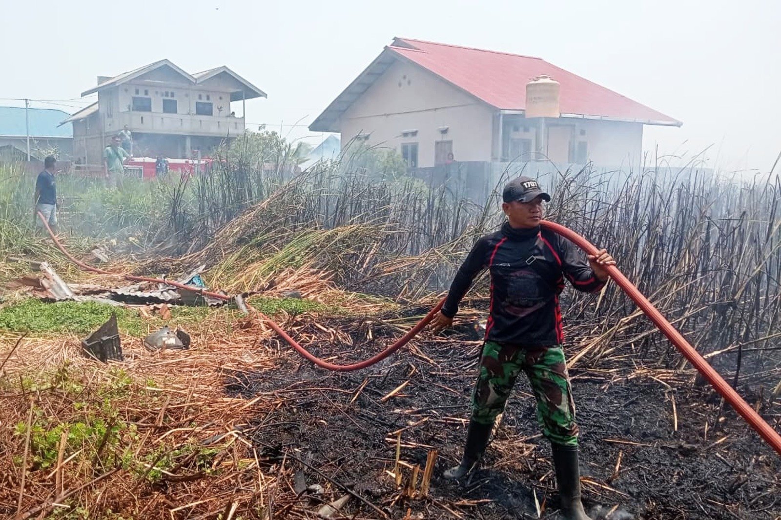 Sigap, Kodim 1707/Merauke dan Warga Padamkan Kebakaran Lahan di Ternate