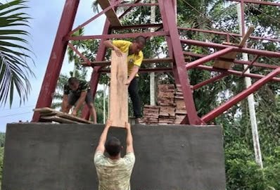 Bersama Warga, TNI Rampungkan Persiapan Lantai Jembatan Cibubukan–Serasah