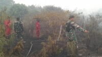 Bersimbah Asap, Koramil Batumandi Kerahkan Personel Padamkan Karhutla di Perbatasan Bersimbah Asap, Koramil Batumandi Kerahkan Personel Padamkan Karhutla di Perbatasan