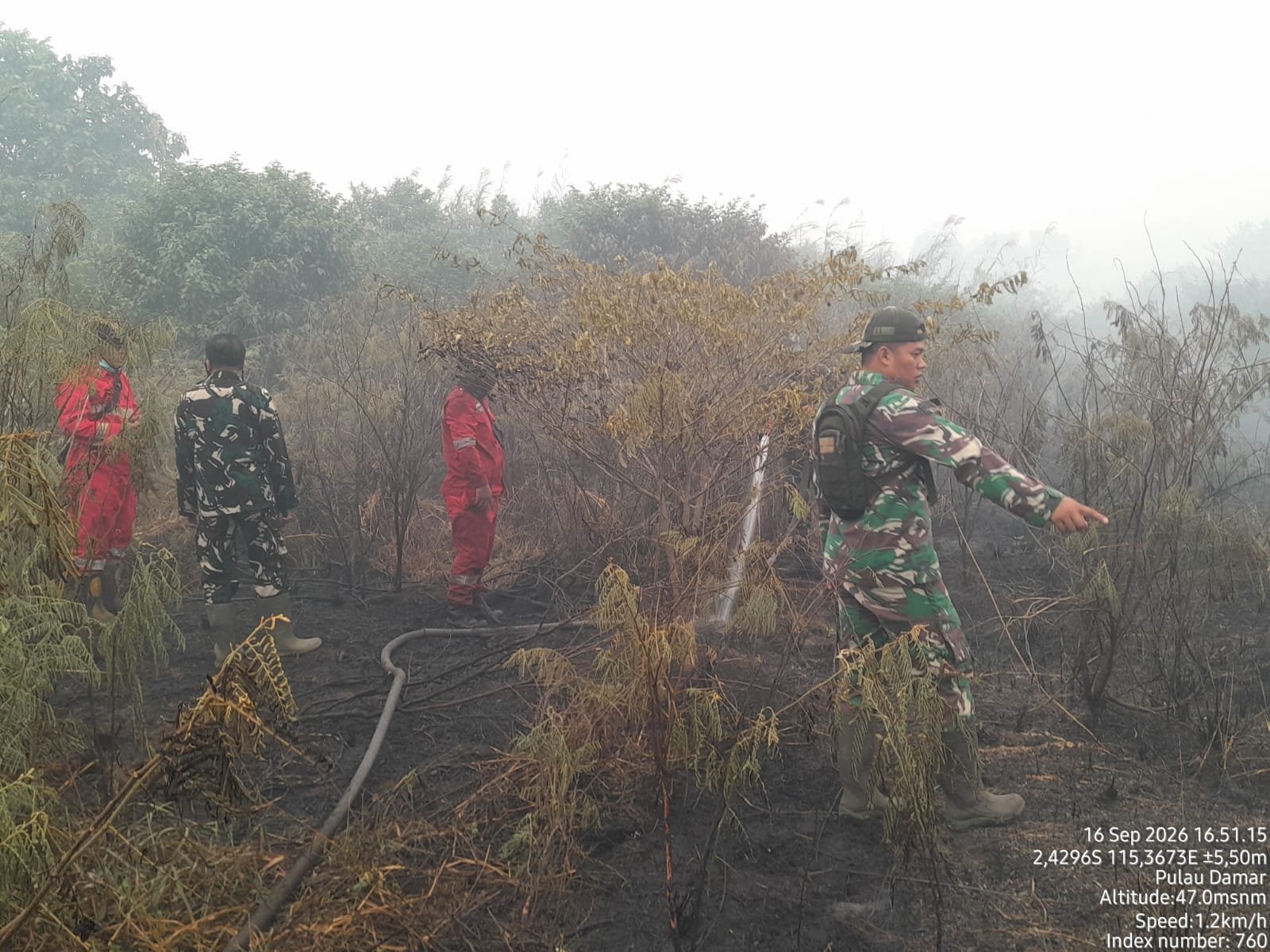 Bersimbah Asap, Koramil Batumandi Kerahkan Personel Padamkan Karhutla di Perbatasan