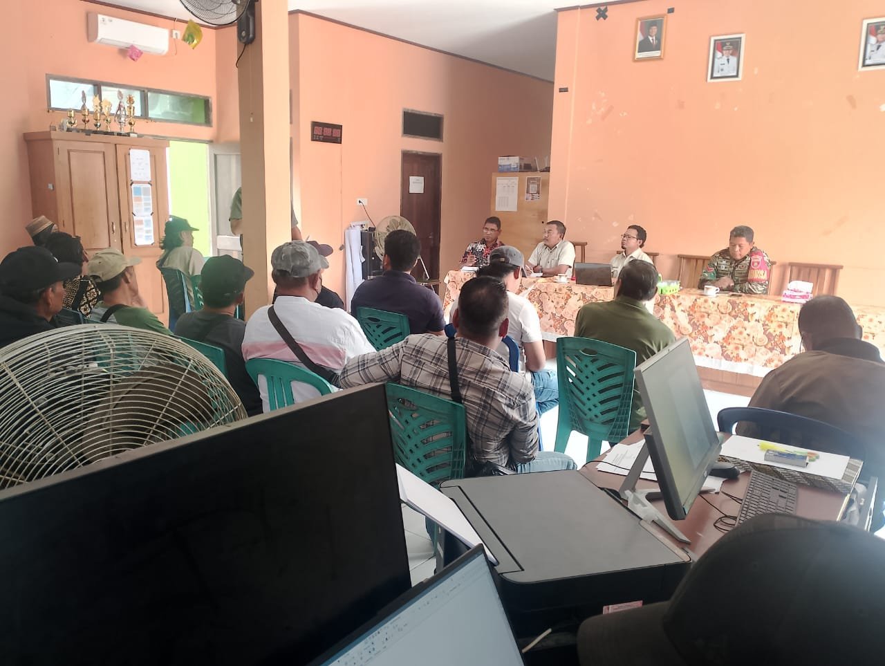 Dialog Damai: Babinsa Hadiri Mediasi Lahan di Desa Manunggal Jaya SP5