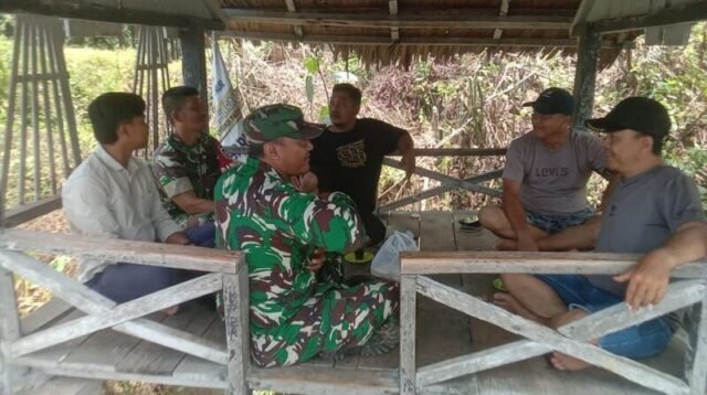 Babinsa di Nagan Raya Sosialisasi Bahaya Judi Online ke Warga Desa