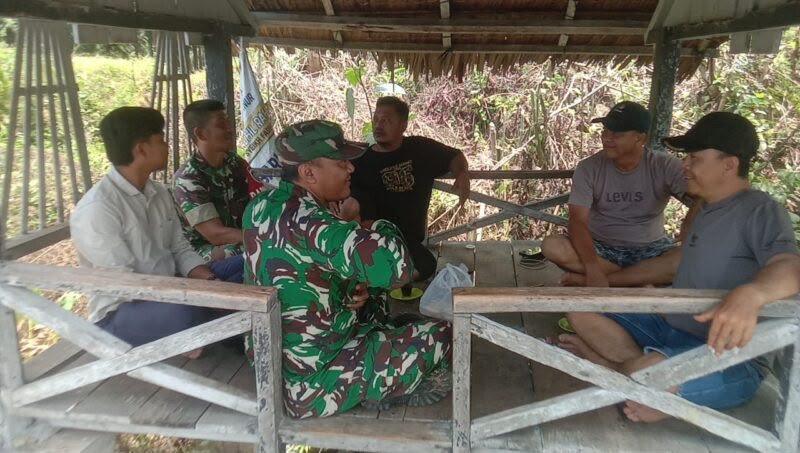 Babinsa di Nagan Raya Sosialisasi Bahaya Judi Online ke Warga Desa