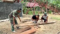 Pemotongan Papan Lantai Jembatan Dilakukan Kodim 0109/Aceh Singkil Bersama Yon TP 957/LU dan Warga Pemotongan Papan Lantai Jembatan Dilakukan Kodim 0109/Aceh Singkil Bersama Yon TP 957/LU dan Warga